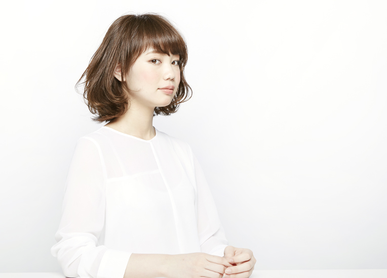 カールの重なりがフェミニンなボブヘアスタイル ...