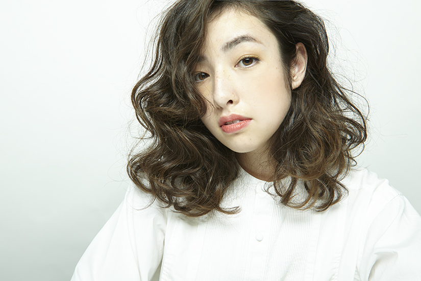 強めのリッジが新鮮なミディアムヘアスタイル