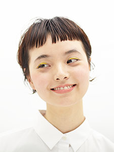 思い切りのある前髪を楽しむショートヘア