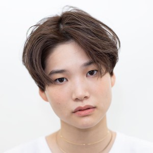 センターパートのショートヘア