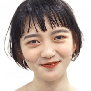 眉上バングのミニマルボブ